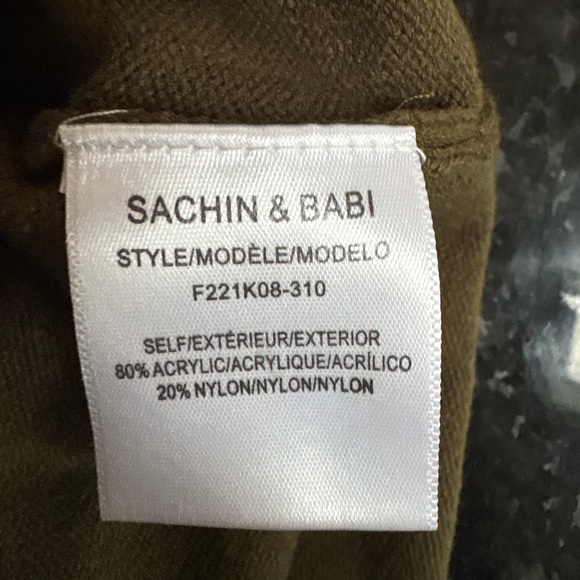 Sachin & Babi Olive Green Knit Cropped Sweater
8037 - Picture 3 of 3